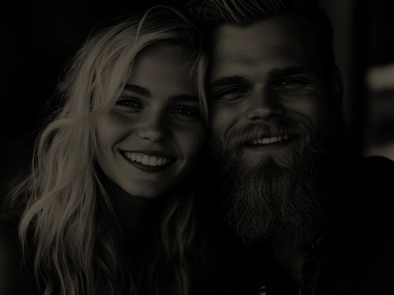 Lachendes Paar mit Abenteuerlust im Blick